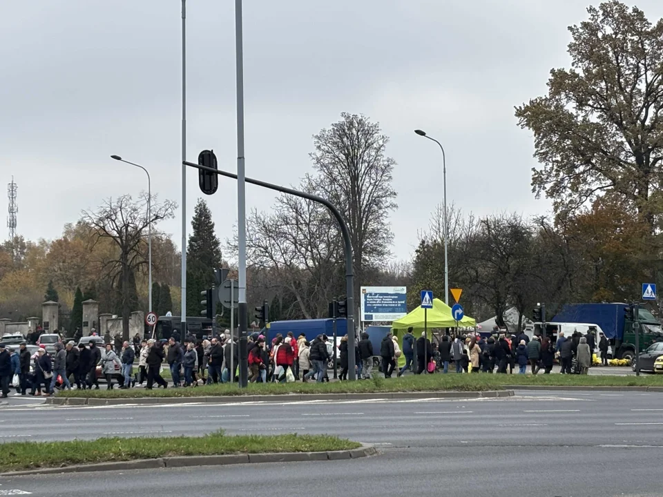 Korki w okolicach cmentarza na Dołach