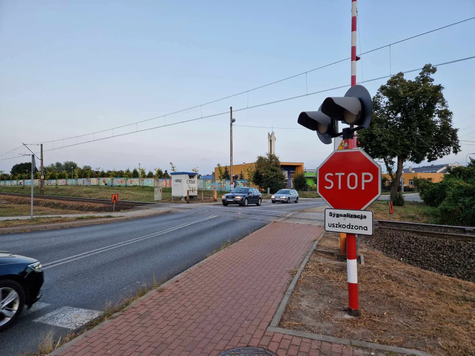 Przez kilka dni przejazd kolejowy był uszkodzony. Znaki "stop" nie powstrzymywały kierowców - Zdjęcie główne