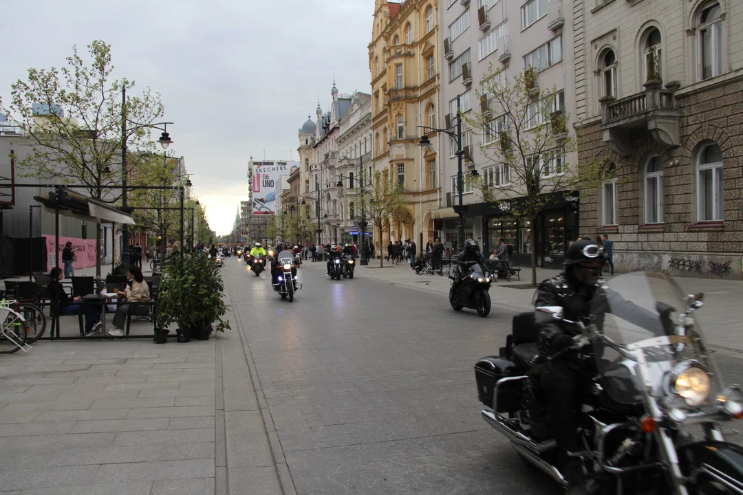 Wielka parada motocyklowa na ulicy Piotrkowskiej w Łodzi