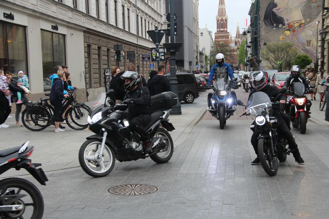 Wielka parada motocyklowa na ulicy Piotrkowskiej w Łodzi