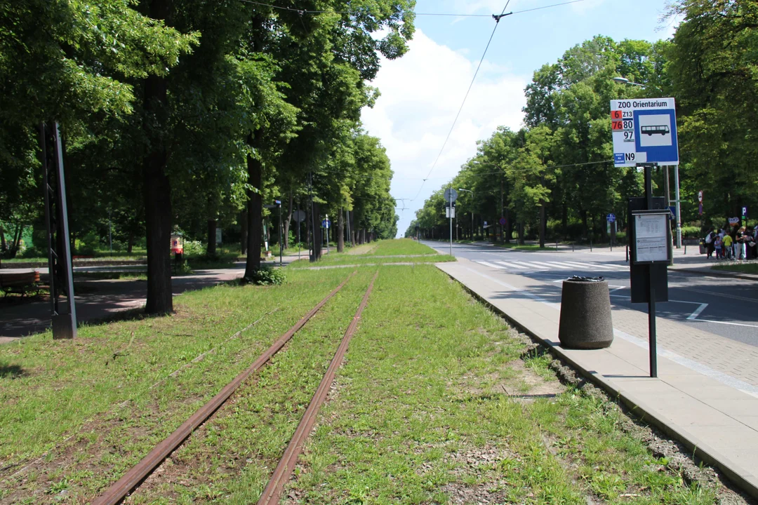 Nieczynne przystanki tramwajowe przy Konstantynowskiej