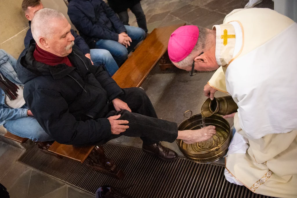 Biskup płocki obmył nogi wiernym. "Wszyscy jesteśmy pomazani krwią Baranka" [ZDJĘCIA]