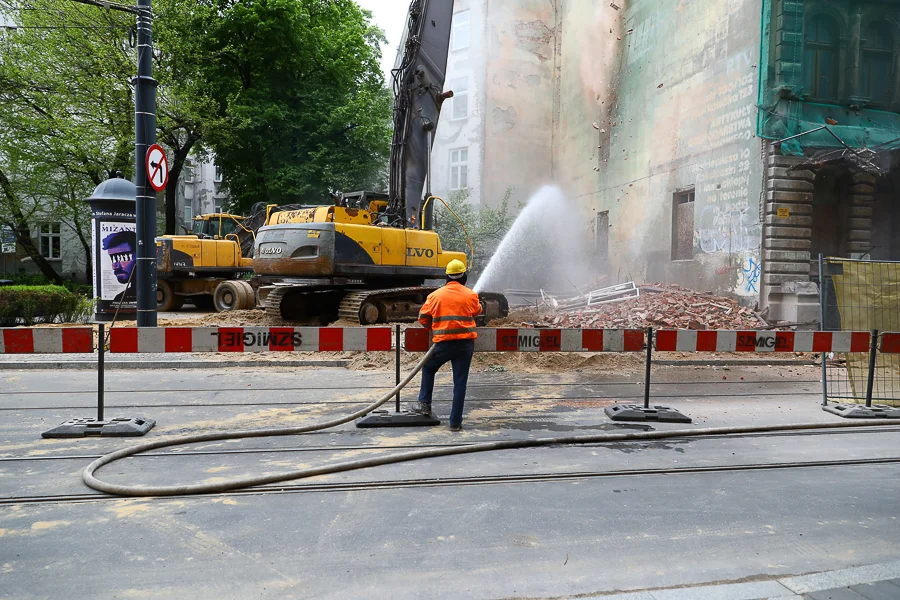 Kamienica przy Kilińskiego 49, w końcu, zostanie zburzona. Wiemy kiedy wrócą tramwaje