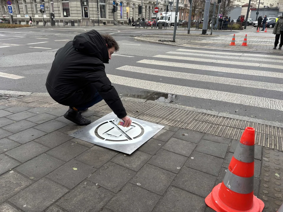 Przy łódzkich przejściach dla pieszych pojawiły się nowe piktogramy