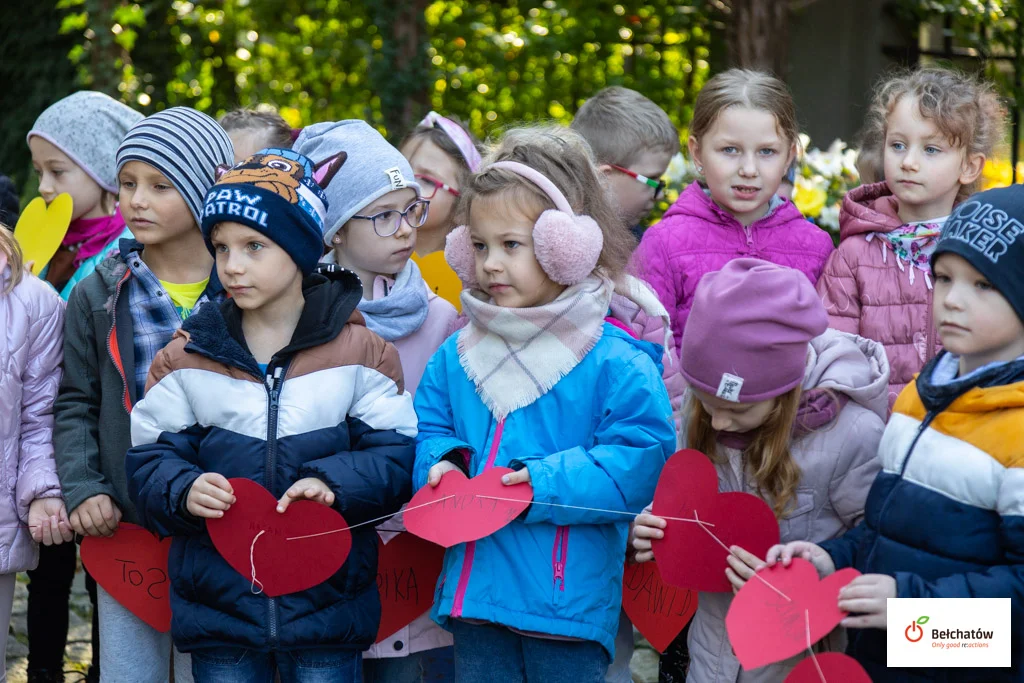 Dzieci udekorowały pomnik w centrum. Tak wyglądała akcja „Serduszka dla Jana Pawła II” [FOTO] - Zdjęcie główne