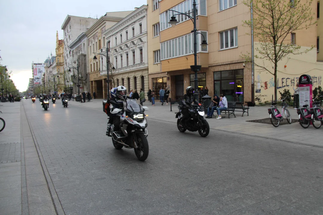 Wielka parada motocyklowa na ulicy Piotrkowskiej w Łodzi