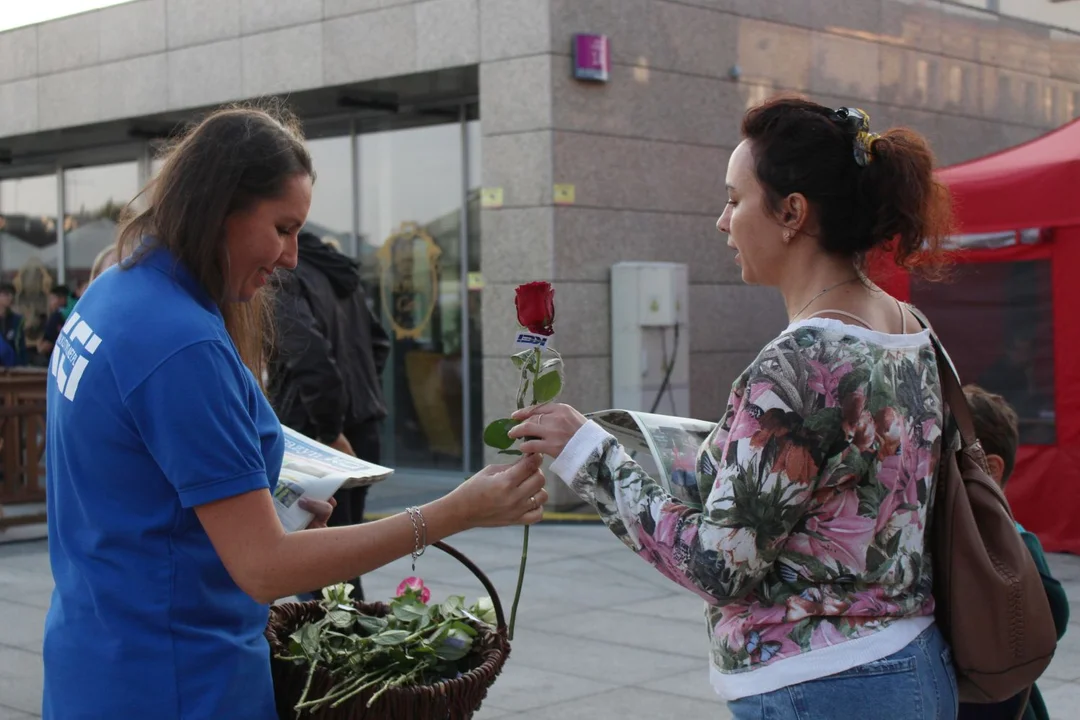 KCI rozdaje róże i gazety na kutnowskim Święcie Róży