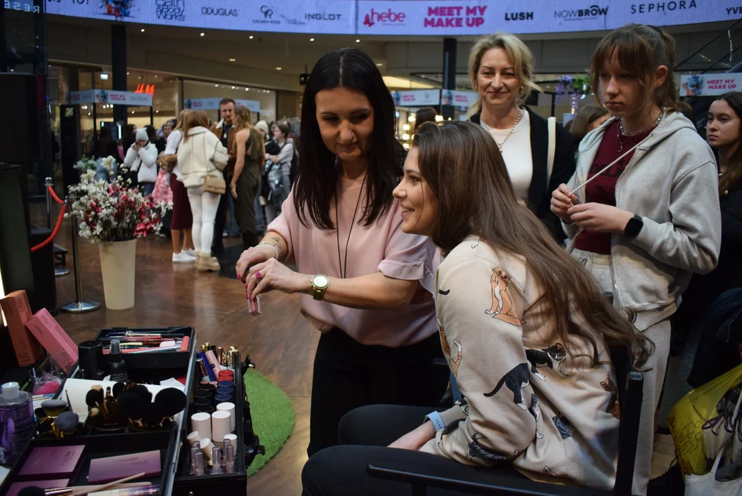 Targi Meet My Make Up w Manufakturze. Pielęgnacja, makijaż i porady specjalistów przed Dniem Kobiet [ZDJĘCIA] - Zdjęcie główne