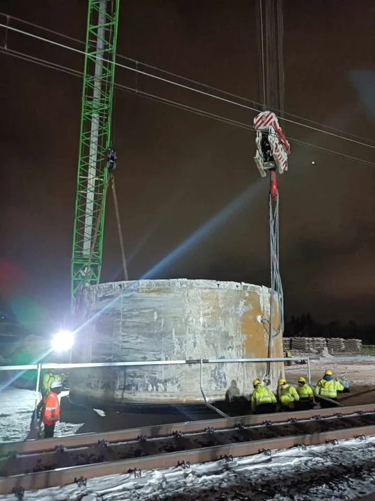 Przenoszenie TBM Faustyny nad torami