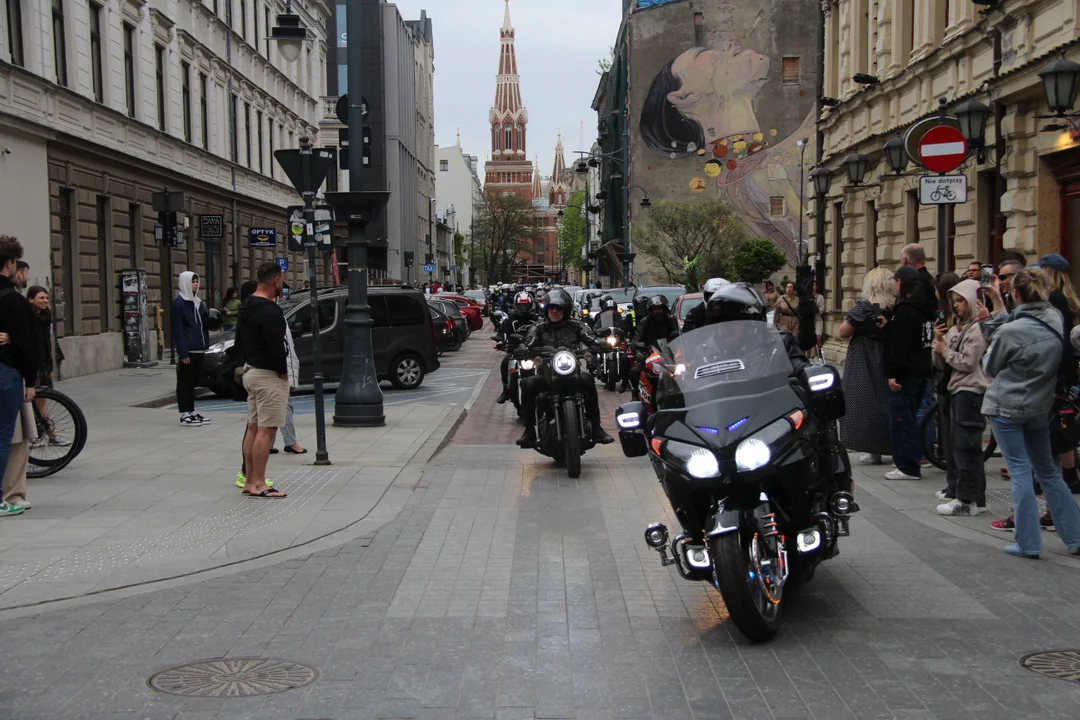 Wielka parada motocyklowa na ulicy Piotrkowskiej w Łodzi