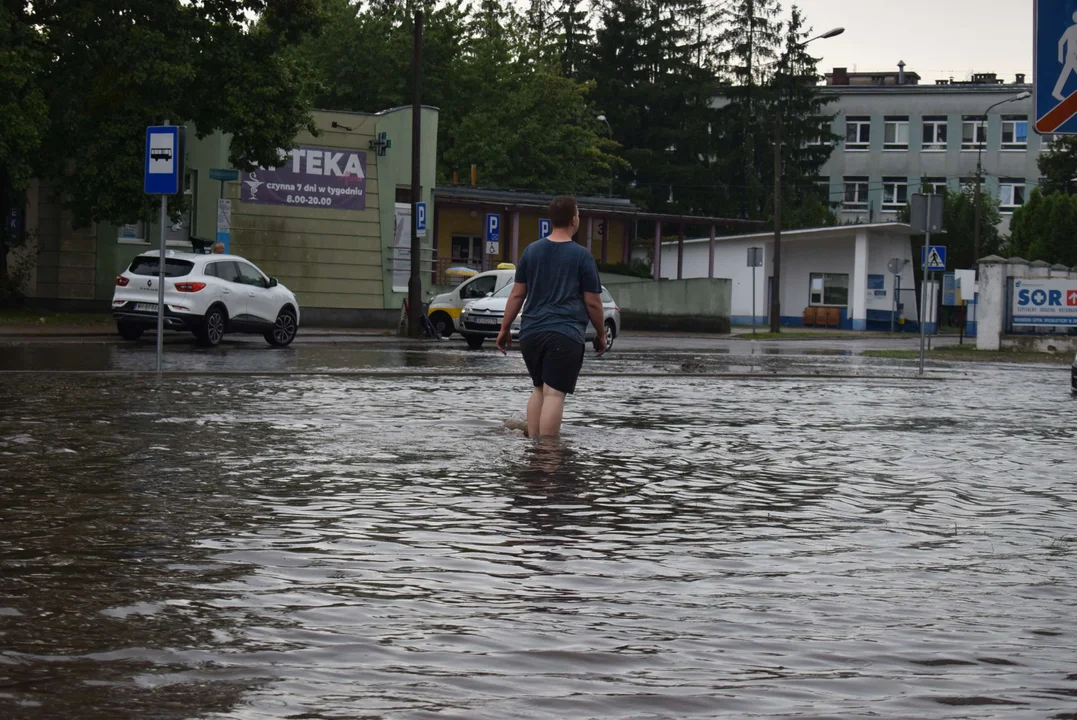 Ulewne deszcze nad Zgierzem. Zalane piwnice i samochody. Strażacy prowadzili akcje w całym rejonie [ZDJĘCIA] - Zdjęcie główne