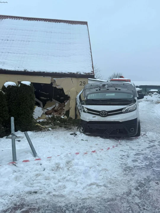 Samochód wjechał w dom