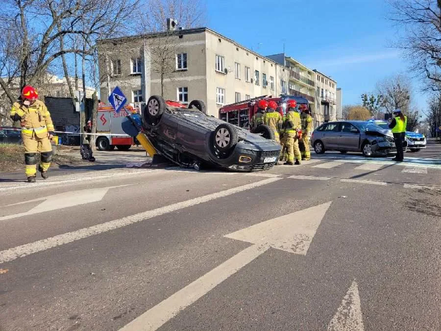 Dachowanie volkswagena na Lutomierskiej w Łodzi