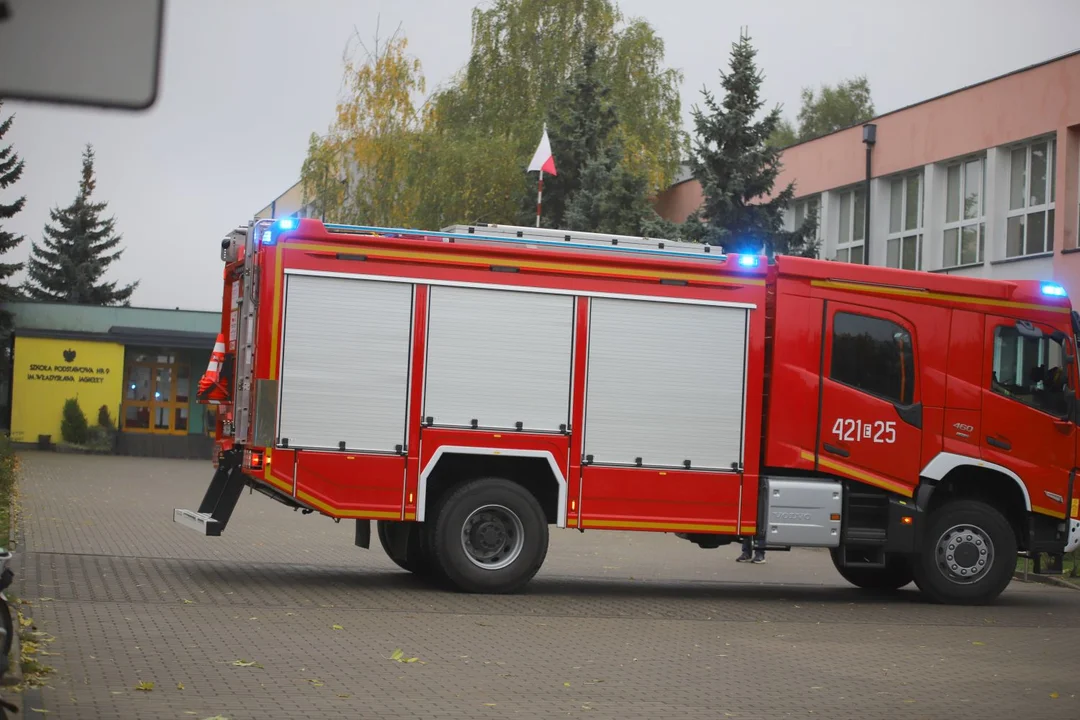 Kilka zastępów straży pożarnej pod kutnowską podstawówką. Co tam się wydarzyło? [ZDJĘCIA] - Zdjęcie główne