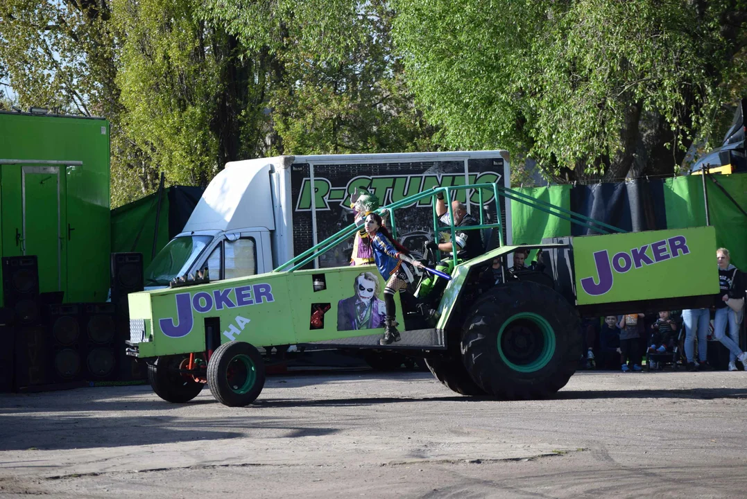 Giganty na czterech kołach zrobiły duże show! Widowiskowy pokaz monster trucków