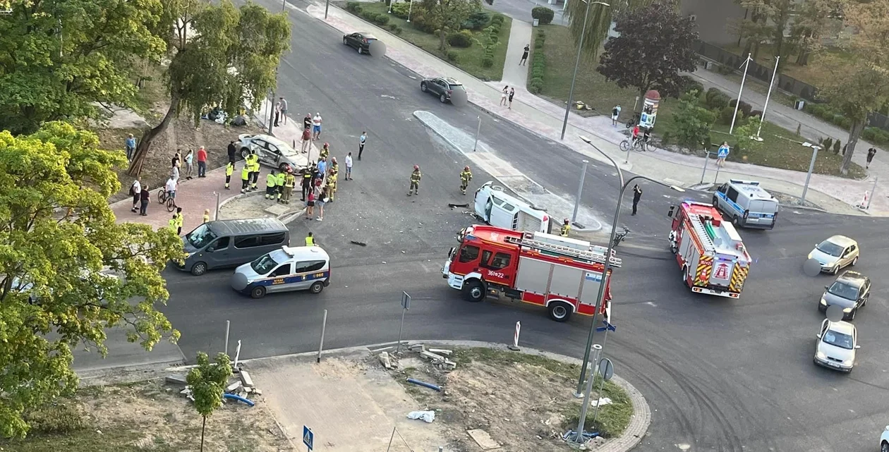 Poważny wypadek w centrum Płocka. Dachowały dwa samochody [ZDJĘCIA] - Zdjęcie główne