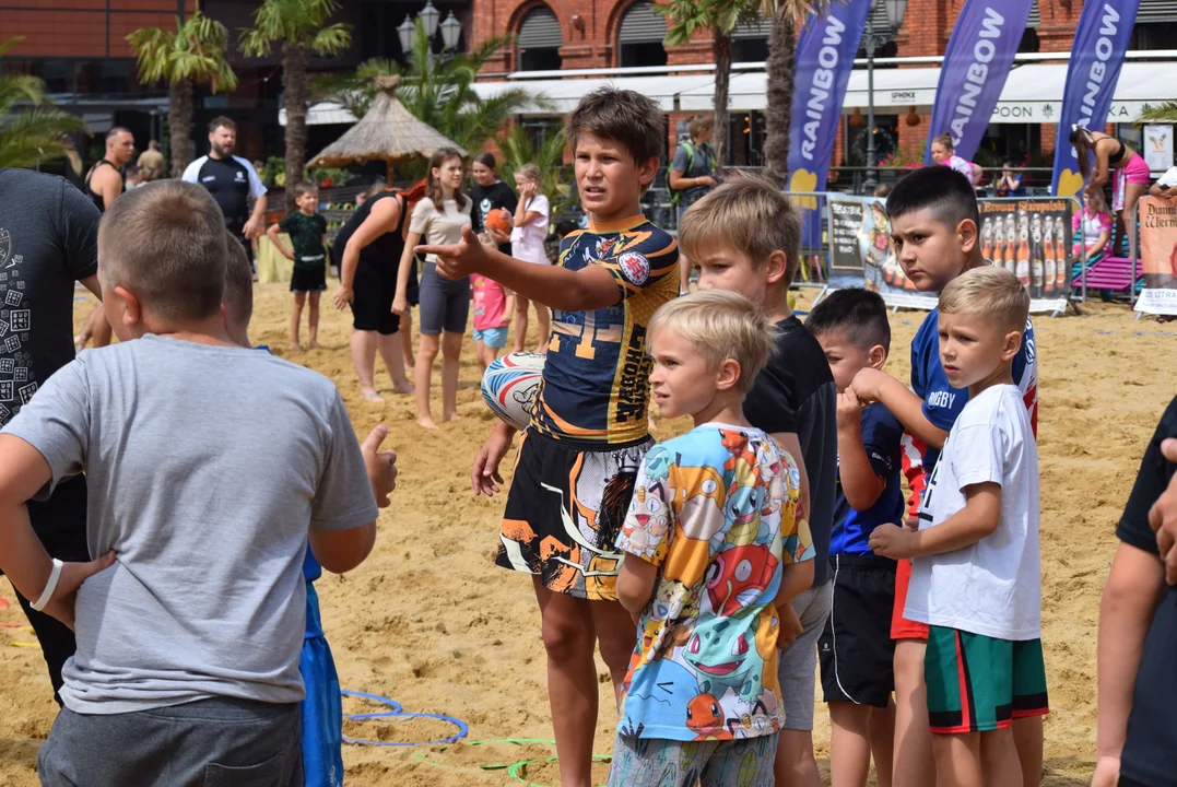 Emocje, biegi i akcja – dzieci zawładnęły plażą na rynku Manufaktury w Łodzi [ZDJĘCIA] - Zdjęcie główne