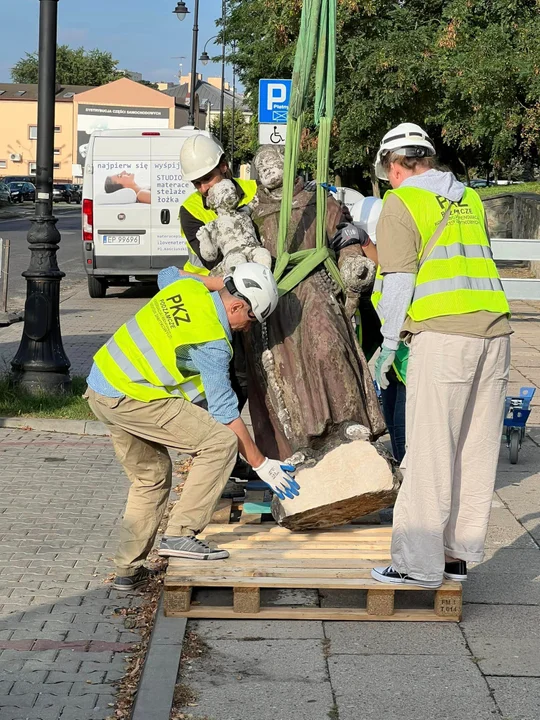 Zdemontowano ważny symbol Piotrkowa. Po ponad półtora roku doczeka się remontu