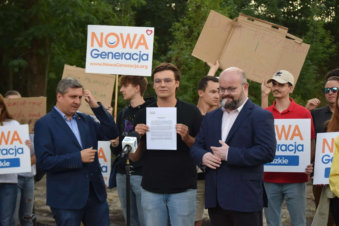 Młodzież przed składowiskiem odpadów chemicznych w Zgierzu