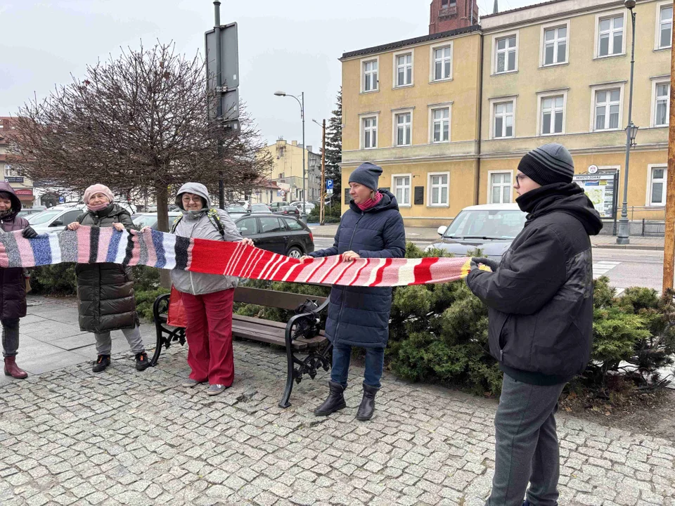 Pomnik w centrum miasta udekorowany przez grupę „Zamontanki”