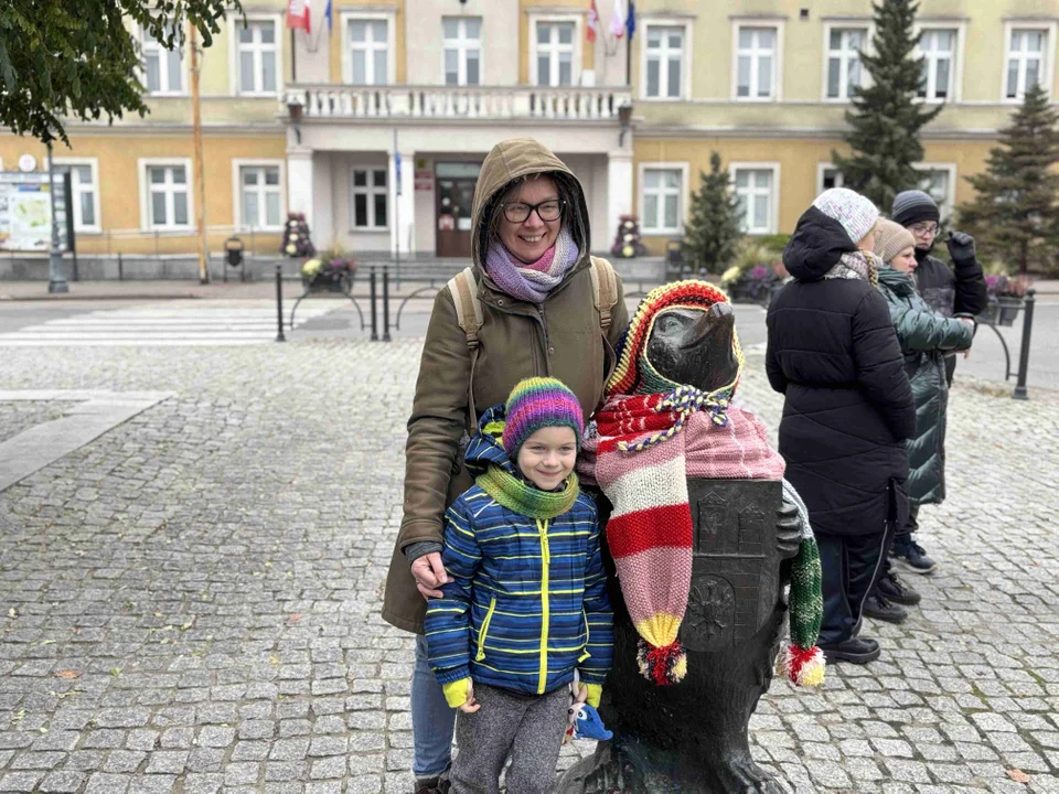 Pomnik w centrum miasta udekorowany przez grupę „Zamontanki”