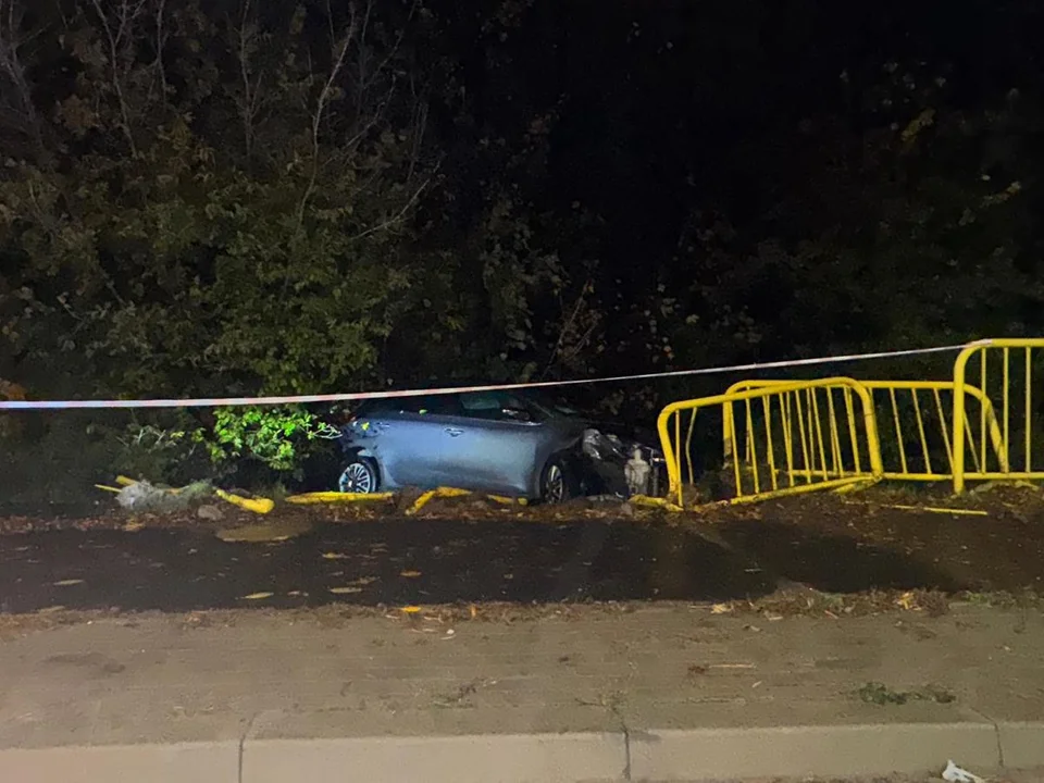 Kierowca wjechał w barierki