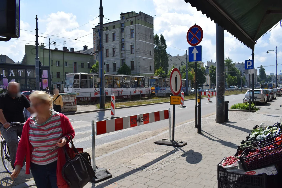 Zakaz wejścia na przejście, które prowadzi do przystanku. Ludzie przecierali oczy ze zdziwienia [ZDJĘCIA]