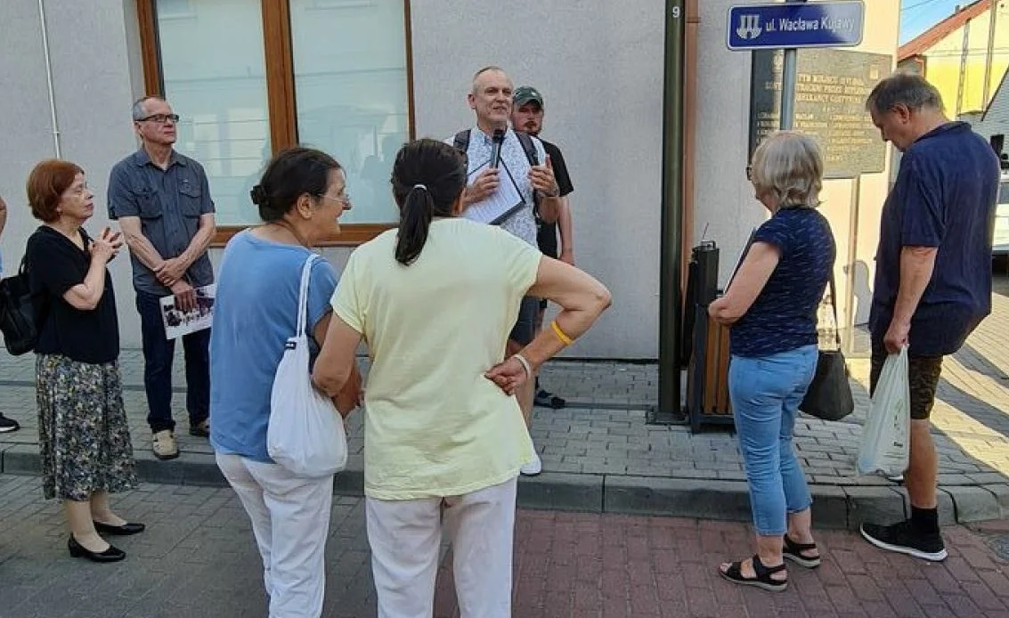 Za nami czwarty spacer po Gostyninie. Jego uczestnicy poszli szlakiem wielokulturowego miasta [ZDJĘCIA] - Zdjęcie główne