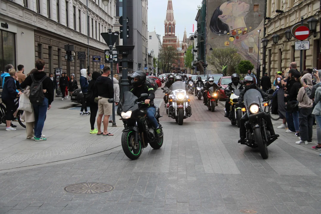 Wielka parada motocyklowa na ulicy Piotrkowskiej w Łodzi