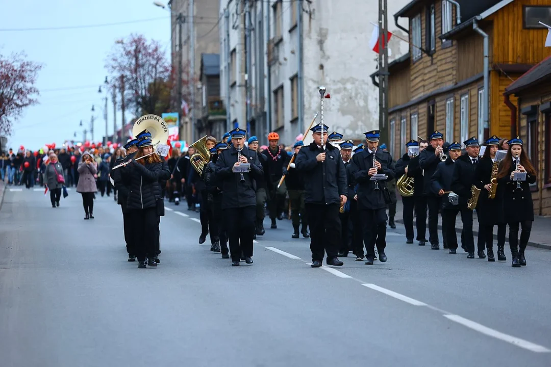 Pochody 11 listopada w Zgierzu. Mieszkańcy tłumnie uczestniczyli w uroczystościach Święta Niepodległości.