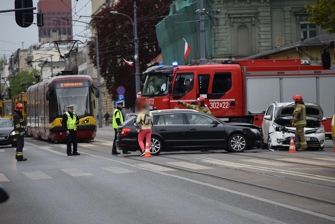 Zderzenie samochodów na Piotrkowskiej. Uwaga! Są utrudnienia w ruchu [ZDJĘCIA] - Zdjęcie główne