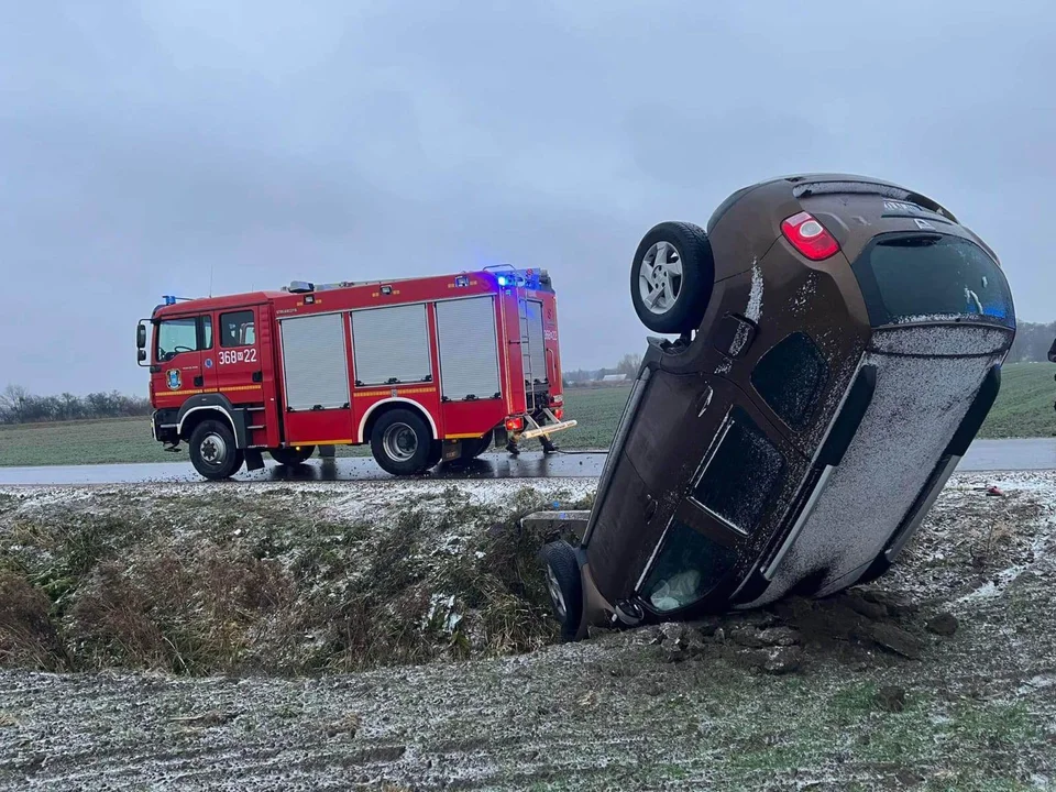 Dachowanie niedaleko Płocka. Kierująca trafiła do szpitala - Zdjęcie główne