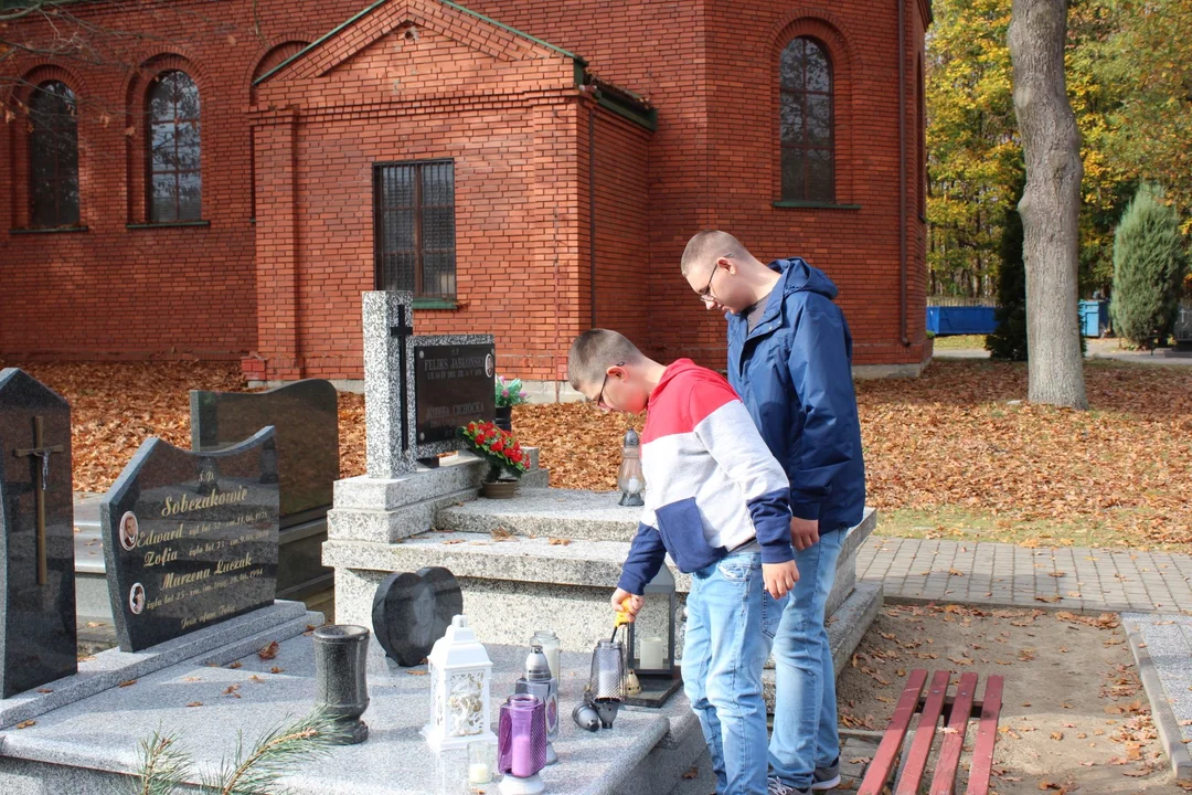 Wszystkich Świętych 2022 w Ozorkowie. Mieszkańcy odwiedzają groby bliskich [zdjęcia] - Zdjęcie główne