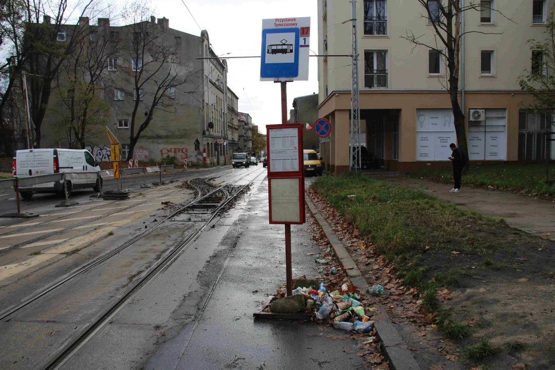 Brudny przystanek tramwajowy przy centrum krwiodawstwa w Łodzi