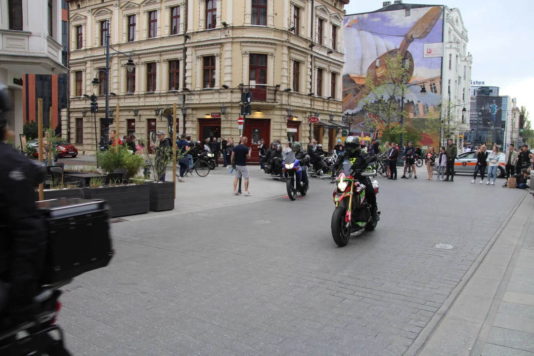 Wielka parada motocyklowa na ulicy Piotrkowskiej w Łodzi