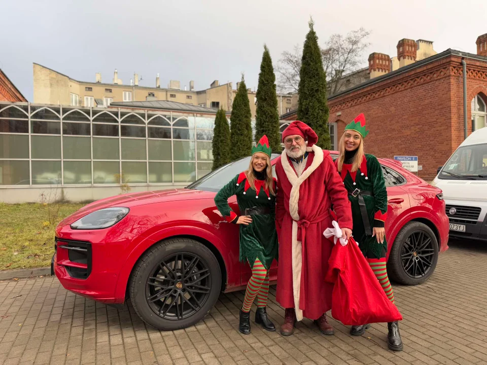 Święty Mikołaj podróżował po ulicach Łodzi czerwonym Porsche
