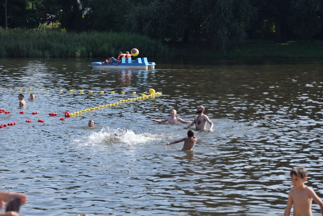 Łodzianie wypoczywają na Stawach Jana