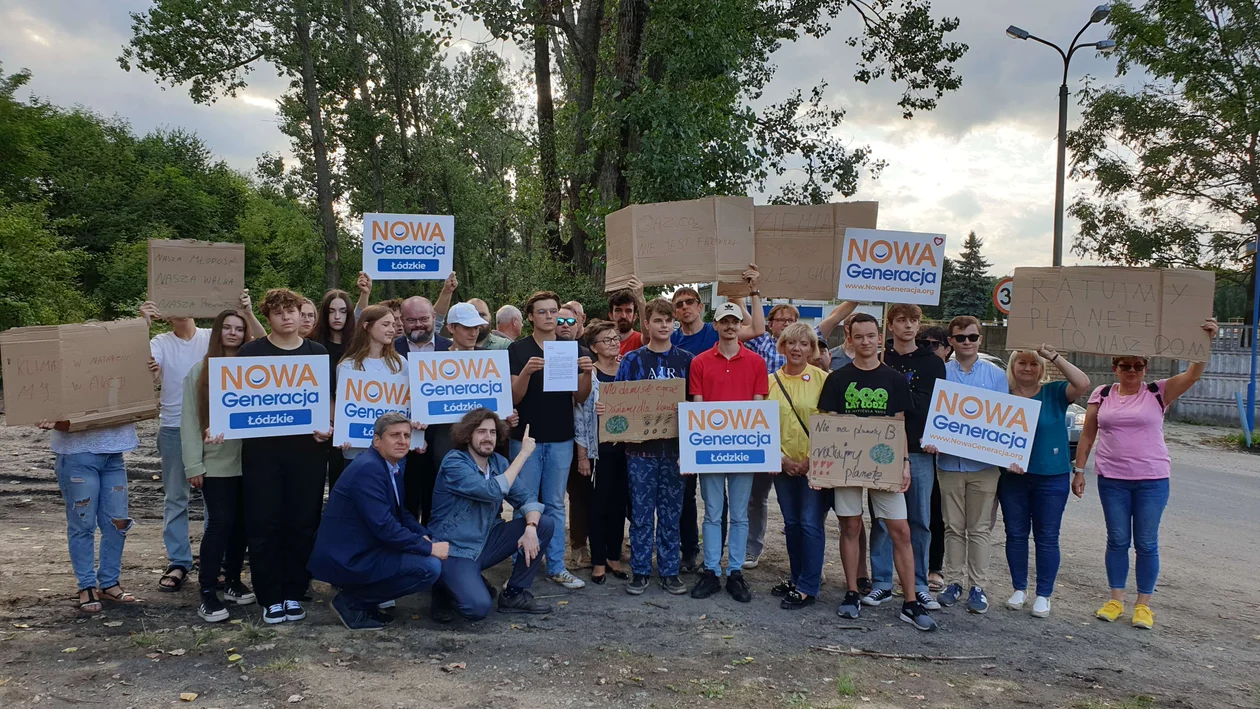 Młodzież przed składowiskiem odpadów chemicznych w Zgierzu