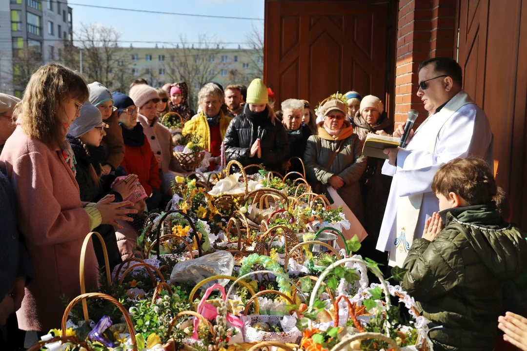 Wielka Sobota w Kutnie. W kościołach święcą pokarmy