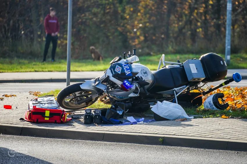 Wypadek na al. Wyszyńskiego. Policyjny motocykl zderzył się z osobówką