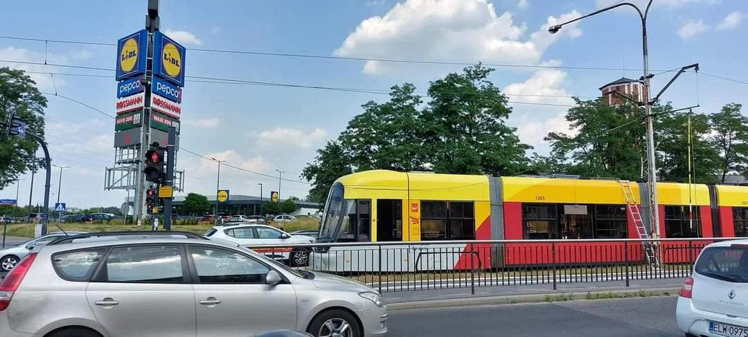 Uszkodzona siec trakcyjna na ul. Rzgowskiej
