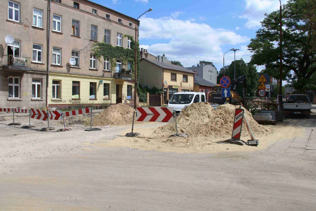 Kolejny objazd, który jest poprowadzony... chodnikiem