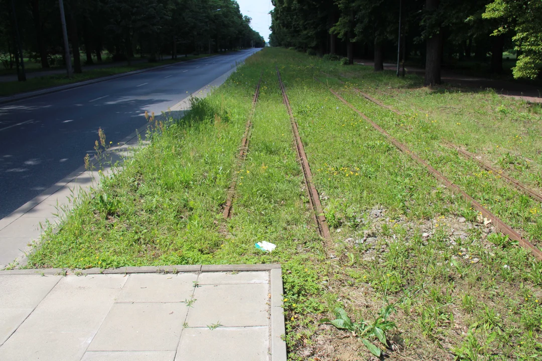 Nieczynne przystanki tramwajowe przy Konstantynowskiej