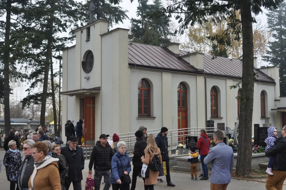 Duży ruch wokół cmentarza na Zarzewie - Zdjęcie główne