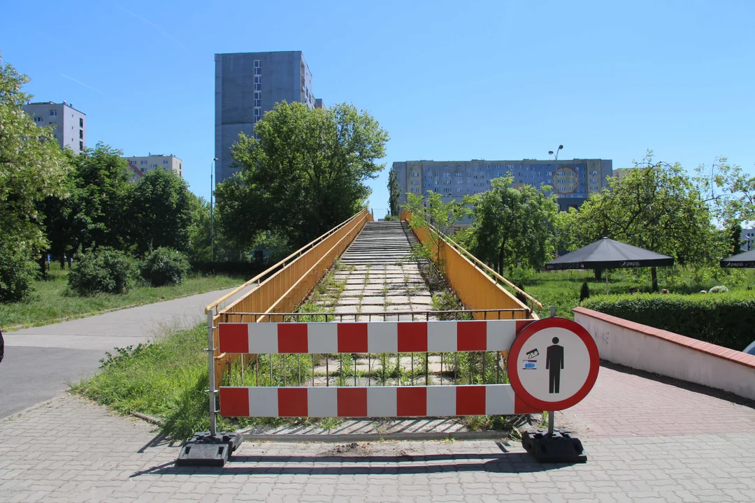 Tymczasowe przejścia dla pieszych na al. Wyszyńskiego prawie gotowe