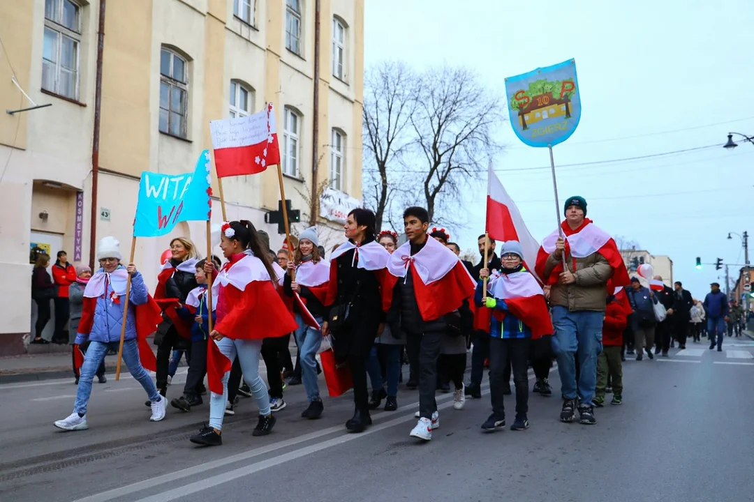 Pochody 11 listopada w Zgierzu. Mieszkańcy tłumnie uczestniczyli w uroczystościach Święta Niepodległości.