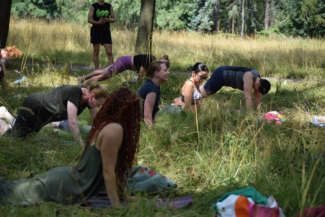 Joga w parku na Zdrowiu