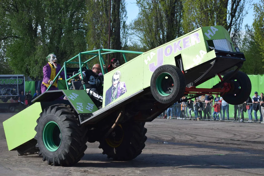 Giganty na czterech kołach zrobiły duże show! Widowiskowy pokaz monster trucków