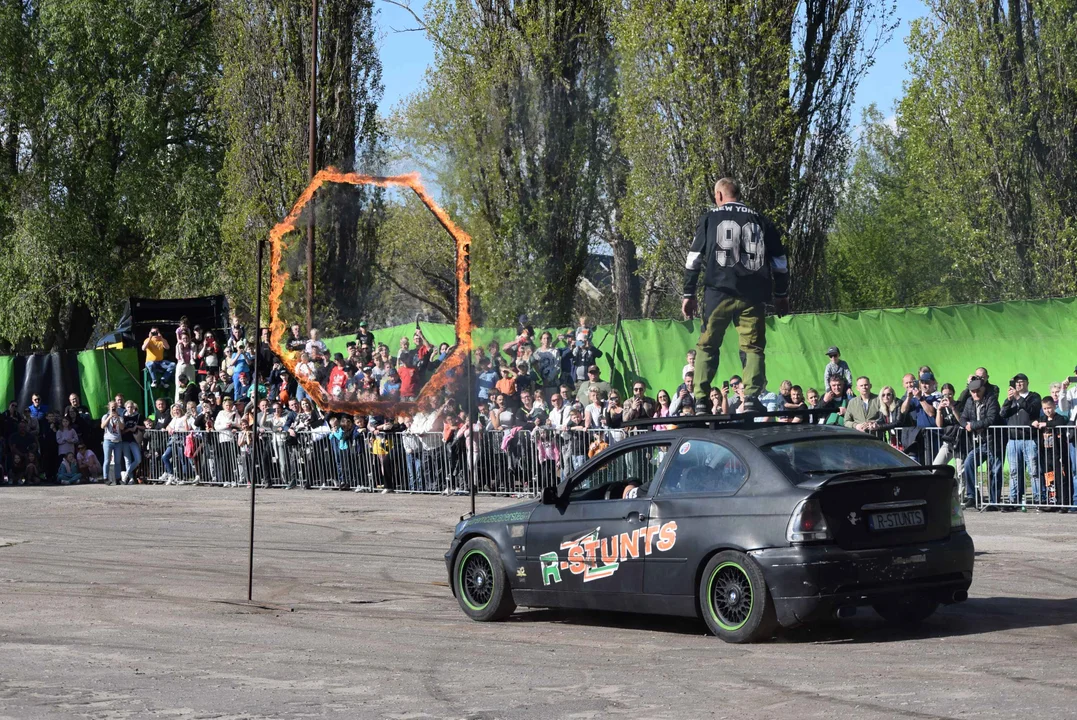 Giganty na czterech kołach zrobiły duże show! Widowiskowy pokaz monster trucków