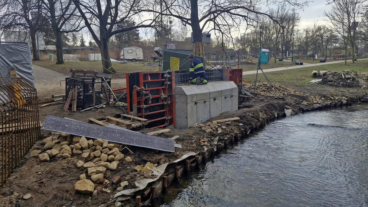 Zniknęła stara kładka, powstaje nowa. Tak zmienia się okolica Potoku Oliwskiego